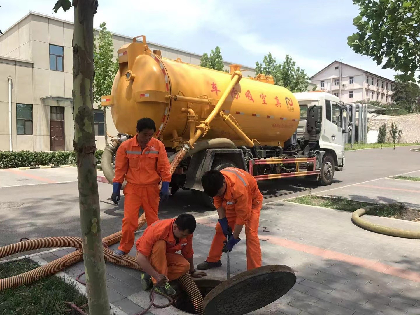 文昌管道疏通车停在窨井附近