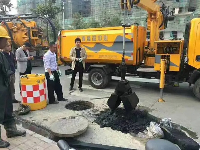文昌街道：网格员化身“清道夫”，为民解忧疏通“堵心”化粪池