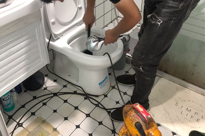 文昌马桶堵塞自己疏通还是找师傅?专业上门服务让你省时更省心